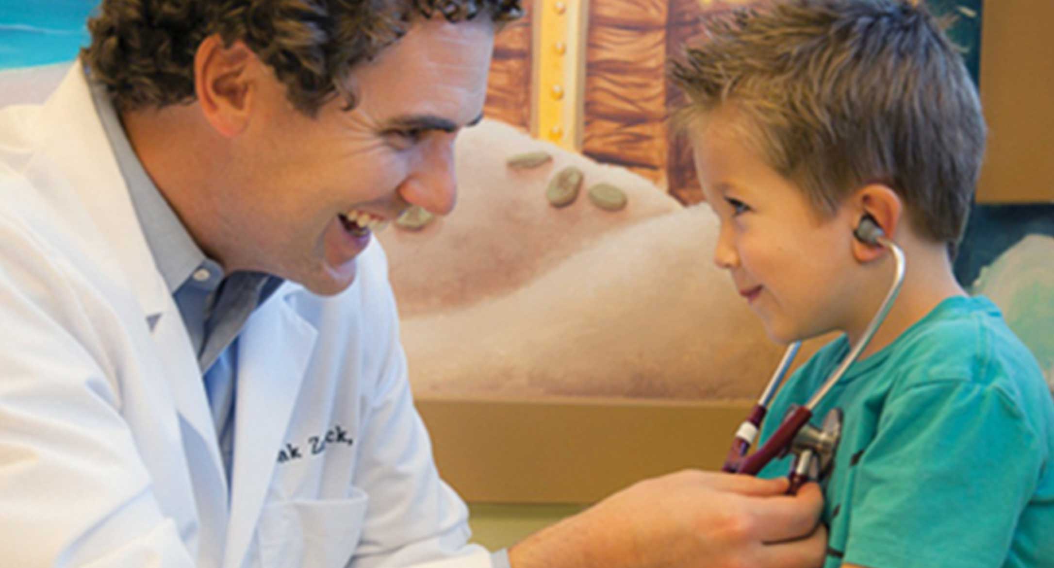 Le pédiatre Zak Zarbock examinant un enfant.